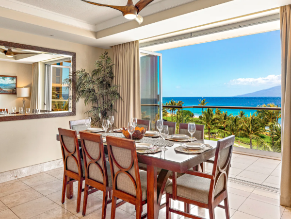 Gorgeous 6-Bedroom Retreat in Maui with Amazing Views